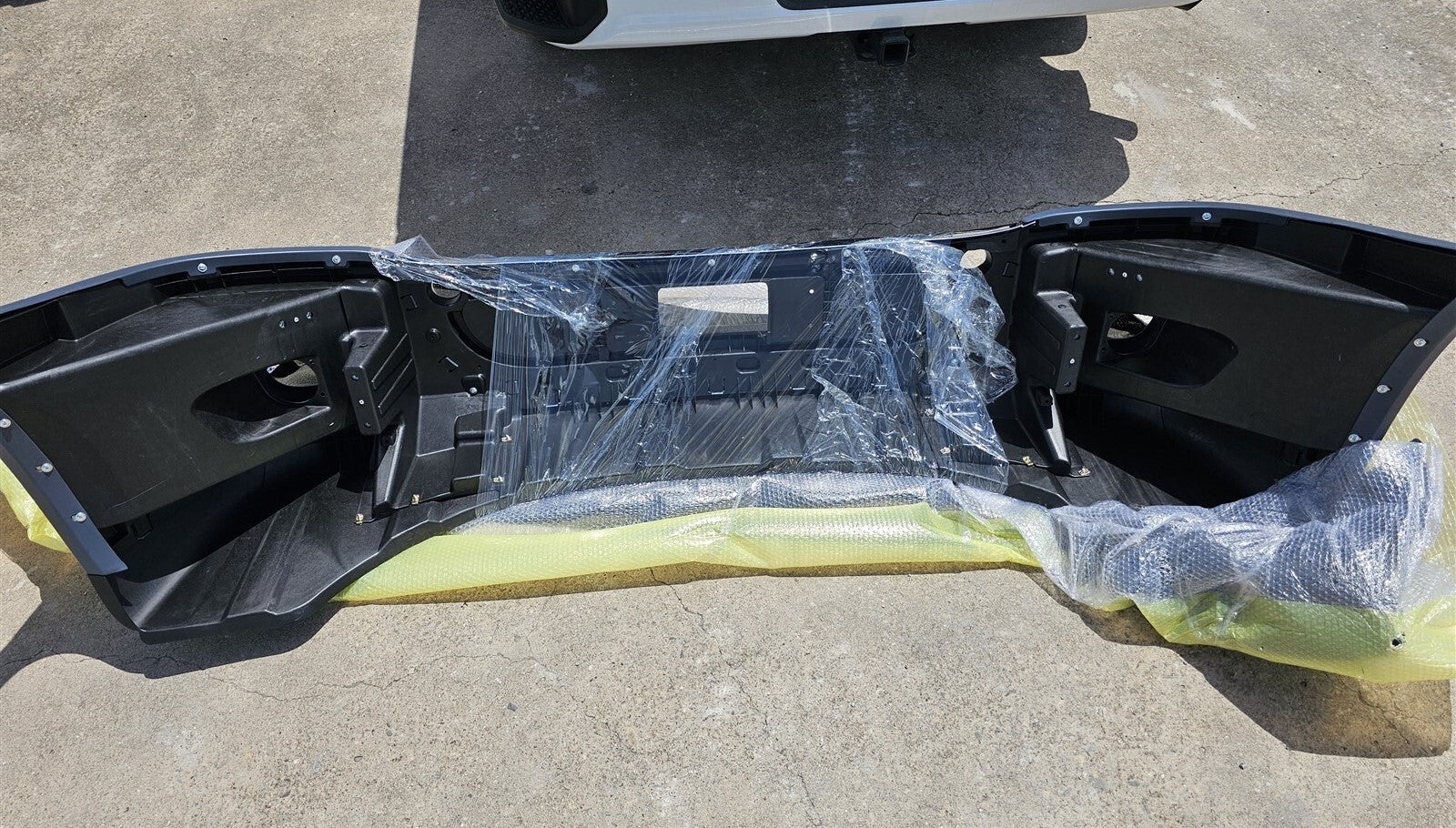 For Freightliner Cascadia 2008-2017 Front Bumper Cover Center Grill with holes